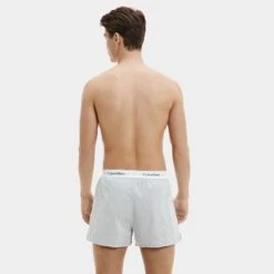 Calvin Klein 2-pack Wijde Boxershorts Zwart & Grijs II -BJØRN BORG Verkoopwinkel aHR0cHM6Ly93d3cuYm94ZXJzLm5sL21lZGlhL2NhdGFsb2cvcHJvZHVjdC9jL2EvY2FsdmluLWtsZWluX25iMTM5NmEtYmh5X21vZGVsXzJfYWNodGVya2FudC5qcGc c3RvcmU9Ym94ZXJzX25sJmltYWdlLXR5cGU9aW1hZ2U
