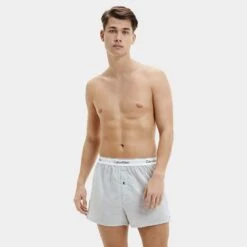 Calvin Klein 2-pack Wijde Boxershorts Zwart & Grijs II -BJØRN BORG Verkoopwinkel aHR0cHM6Ly93d3cuYm94ZXJzLm5sL21lZGlhL2NhdGFsb2cvcHJvZHVjdC9jL2EvY2FsdmluLWtsZWluX25iMTM5NmEtYmh5X21vZGVsXzJfdm9vcmthbnQuanBnP3N0b3JlPWJveGVyc19ubCZpbWFnZS10eXBlPWltYWdl