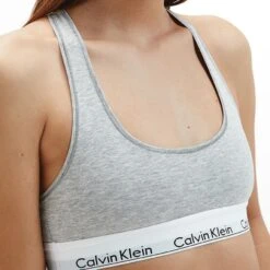 Calvin Klein Dames Bralette Grijs -BJØRN BORG Verkoopwinkel aHR0cHM6Ly93d3cuYm94ZXJzLm5sL21lZGlhL2NhdGFsb2cvcHJvZHVjdC9jL2EvY2FsdmluLWtsZWluX2YzNzg1ZS0wMjBfbW9kZWxfZGV0YWlsLmpwZz9zdG9yZT1ib3hlcnNfbmwmaW1hZ2UtdHlwZT1pbWFnZQ