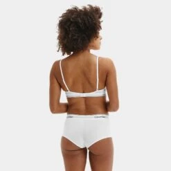 Calvin Klein Dames Boxershort Wit -BJØRN BORG Verkoopwinkel aHR0cHM6Ly93d3cuYm94ZXJzLm5sL21lZGlhL2NhdGFsb2cvcHJvZHVjdC9jL2EvY2FsdmluLWtsZWluX2YzNzg4ZS0xMDBfbW9kZWxfYWNodGVya2FudC5qcGc c3RvcmU9Ym94ZXJzX25sJmltYWdlLXR5cGU9aW1hZ2U