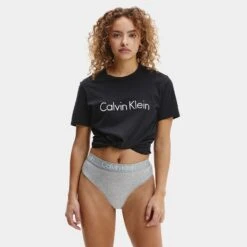 Calvin Klein Dames 3-pack High Waist Strings Zwart / Wit / Grijs -BJØRN BORG Verkoopwinkel aHR0cHM6Ly93d3cuYm94ZXJzLm5sL21lZGlhL2NhdGFsb2cvcHJvZHVjdC9jL2EvY2FsdmluLWtsZWluX3FkMzc1N2UtOTk5X21vZGVsXzJfdm9vcmthbnQuanBnP3N0b3JlPWJveGVyc19ubCZpbWFnZS10eXBlPWltYWdl