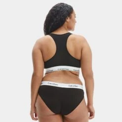 Calvin Klein Dames Plus Size Unlined Bralette Zwart -BJØRN BORG Verkoopwinkel aHR0cHM6Ly93d3cuYm94ZXJzLm5sL21lZGlhL2NhdGFsb2cvcHJvZHVjdC9jL2EvY2FsdmluLWtsZWluX3FmNTExNmUtMDAxX21vZGVsX2FjaHRlcmthbnRfMS5qcGc c3RvcmU9Ym94ZXJzX25sJmltYWdlLXR5cGU9aW1hZ2U