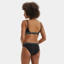 Calvin Klein Dames Ck One Slip Zwart -BJØRN BORG Verkoopwinkel aHR0cHM6Ly93d3cuYm94ZXJzLm5sL21lZGlhL2NhdGFsb2cvcHJvZHVjdC9jL2EvY2FsdmluLWtsZWluX3FmNTczNWUtMDAxX21vZGVsX2FjaHRlcmthbnQuanBnP3N0b3JlPWJveGVyc19ubCZpbWFnZS10eXBlPWltYWdl